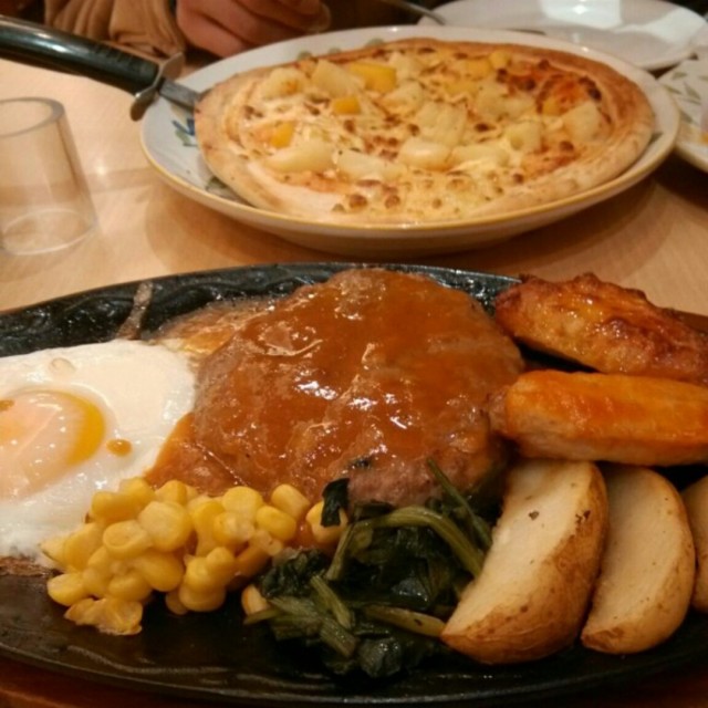 牛肉汉堡配鸡翅