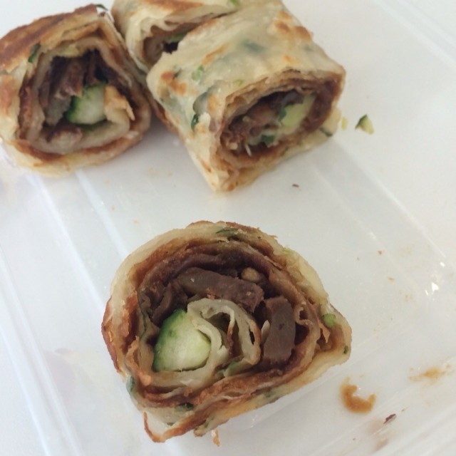 葱饼卷牛肉
