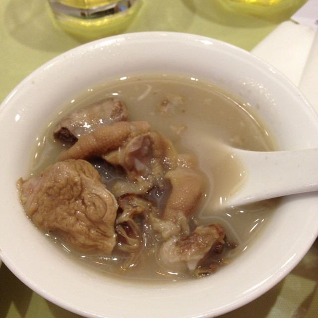 花生眉豆煲鸡脚