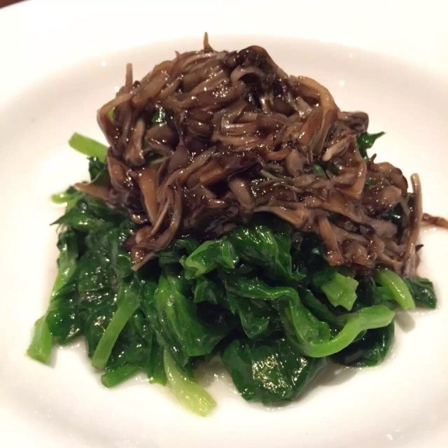 舞茸菇扒豆苗