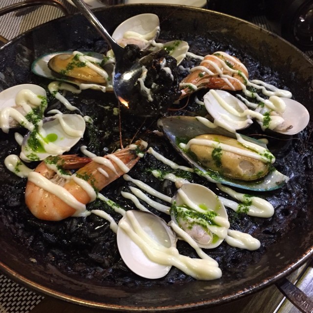 墨鱼汁海鲜饭