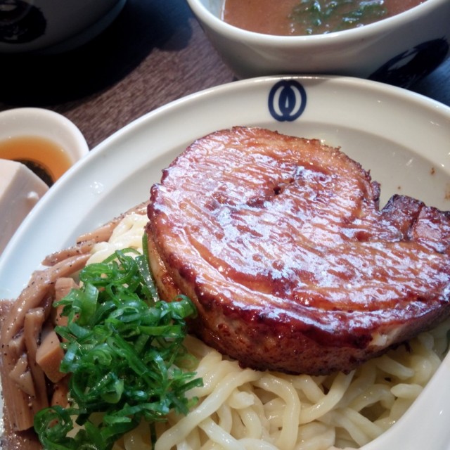 我自己無法吃完那塊肉，覺得還是拉麵的叉燒好吃