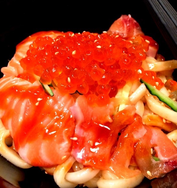 三文魚籽辣汁撈烏冬