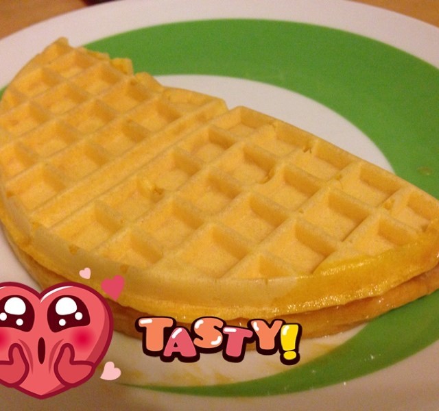 賣相雖平凡，不及現在大熱的台式窩夫，但這是童年回憶中至美味的小食。這一家的格餅，軟綿有蛋香，重手地下牛油錬奶花生醬跟砂糖，豈會不好吃。