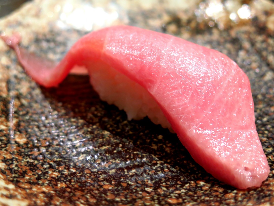 主角刺身來了 深海池魚 金目鯛 鰤魚腩 大拖羅鄂位 カマトロkama Toro 牡丹蝦 大帶子 超給正 Oishiiiiii 香港銅鑼灣的千両