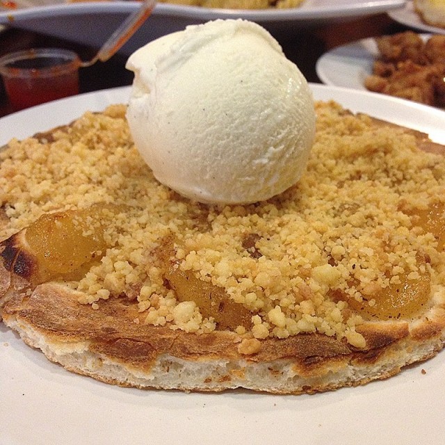 Gelato Apple Crumble Pizza