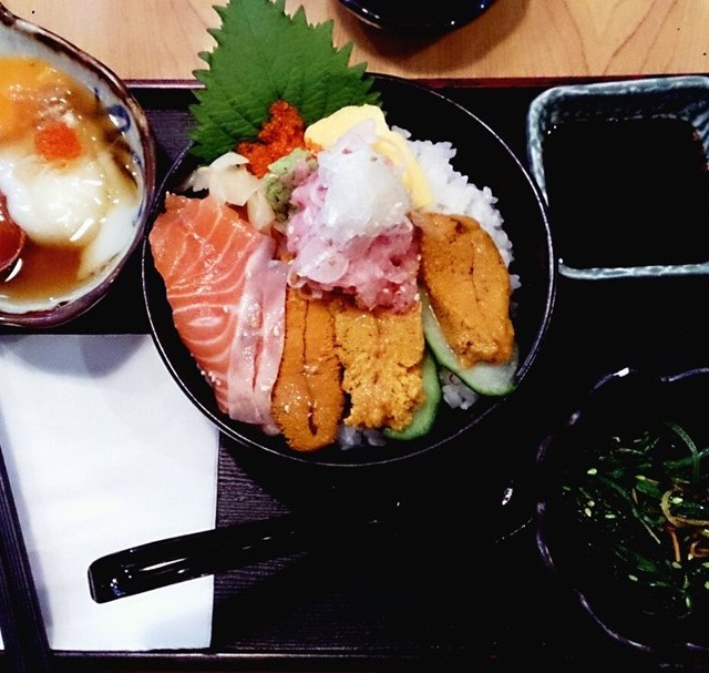 三文魚吞拿魚腩碎海膽丼