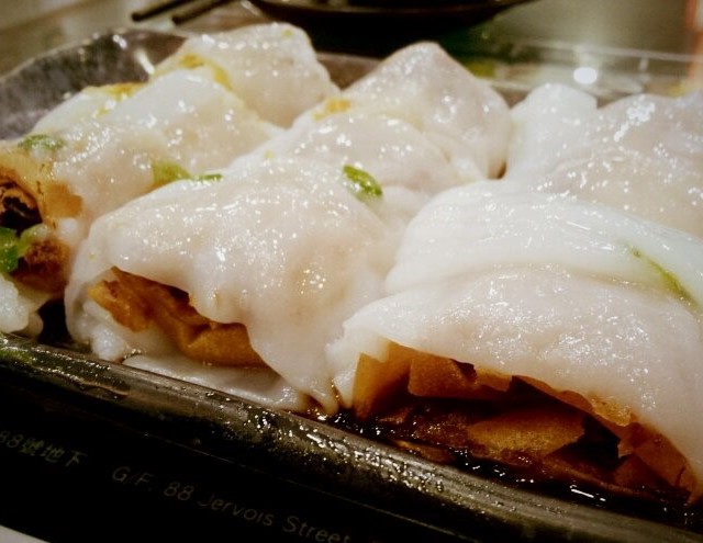 淋浴在豉油裡 被腸粉捆綁式的 蒜香蝦春卷 :p ?!!