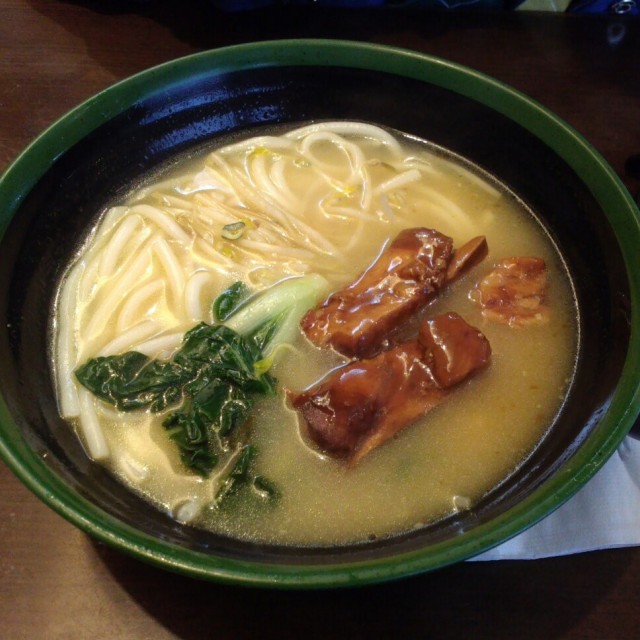 份量少到……兩件滇醬骨都係舊骨大過d肉！啱嘅…滇醬“骨”嘛，有少少肉食已經俾多你啦…