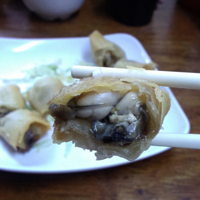 好一個熱辣辣鮮蠔仔春卷:P