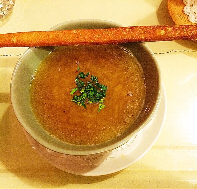 炒焦糖化洋蔥濃郁滑香佐雞高湯