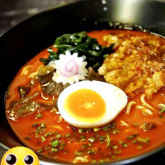 ราเมนต้มยำน้ำข้นหน้าหมูทอด