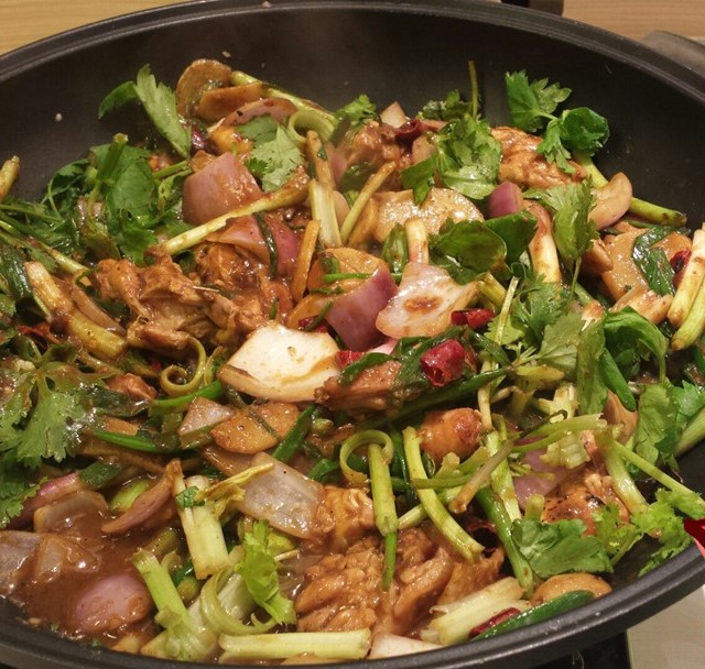 職員介紹新店有8折，於是去左天悅果邊間新店食。 Bb 辣都越食越辣，但好好食