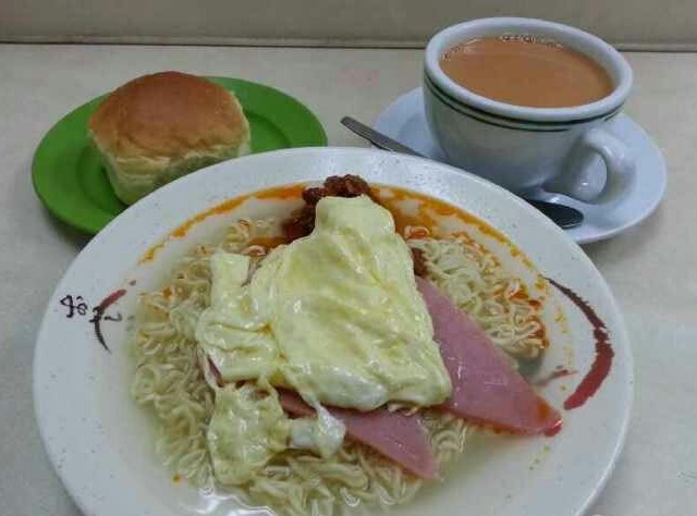 活力餐廳 早餐 餐包仔、火腿奄列、五香肉丁公仔麵及熱奶茶