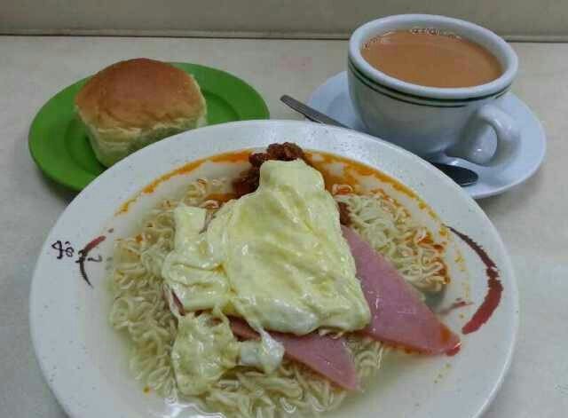 活力餐廳 早餐 餐包仔、火腿奄列、五香肉丁公仔麵及熱奶茶