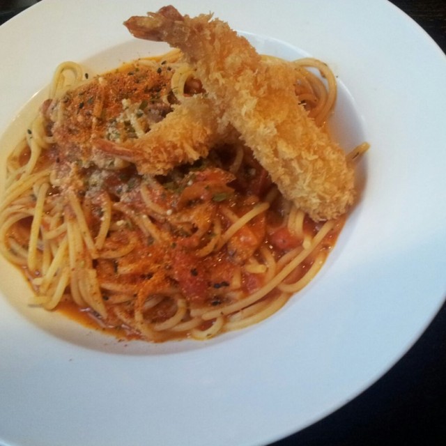 Spaghetti with fried prawns