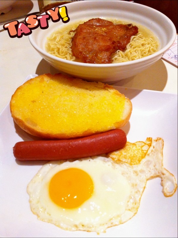 猪扒公仔面配太阳蛋肠仔奶油脆猪   好味道