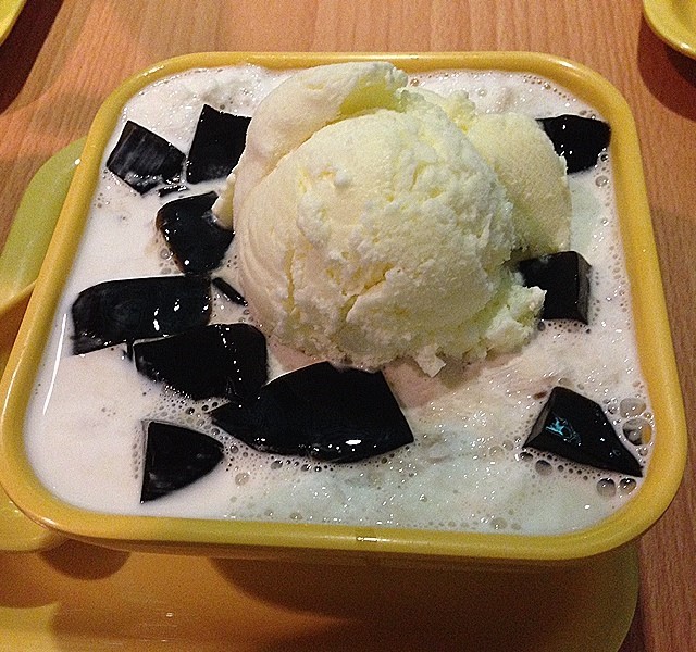 Grass Jelly In Vanilla Sauce With Vallina Ice Cream