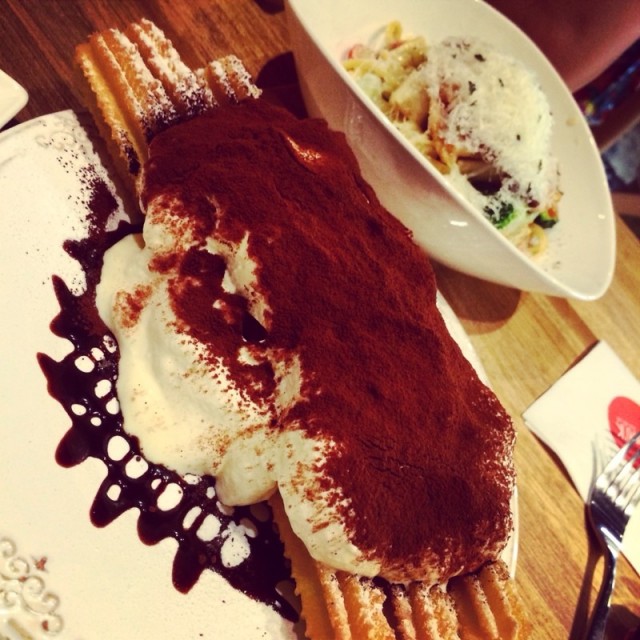 不好吃，電影院吉拿棒，大勝。 口味普通，服務態度極糟。