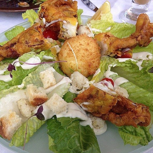 中間舊名副其實係炸蛋, 一切開蛋醬湧出, 好吸引!