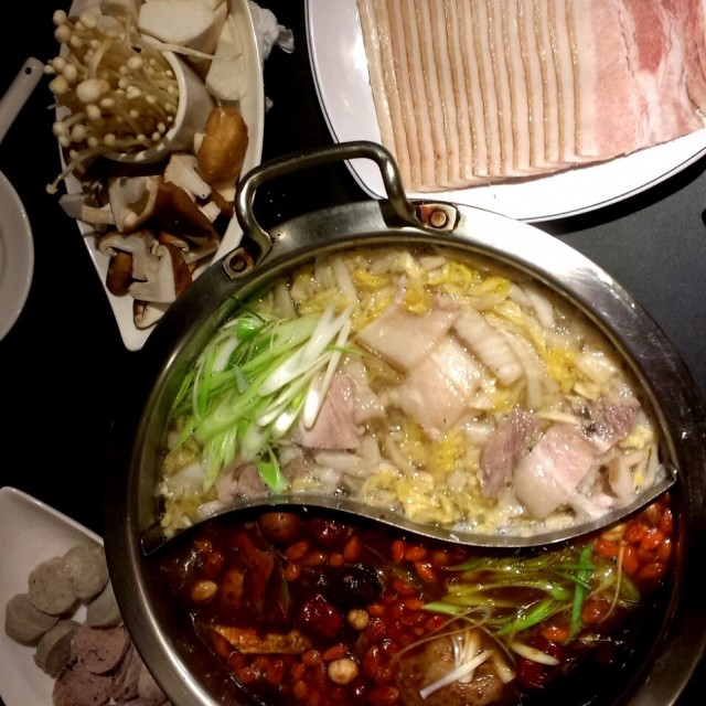 御品大汗麻辣 + 酸菜白肉 鴛鴦鍋