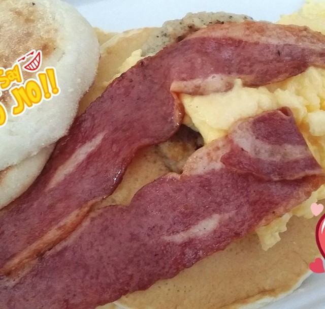 breakfast deluxe with turkey bacon