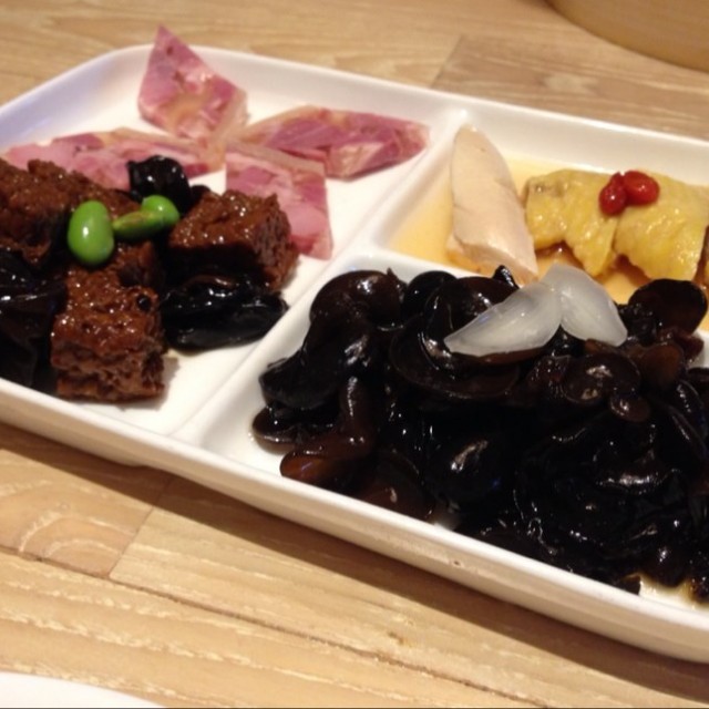 涼拌木耳帶點山葵味,很香口