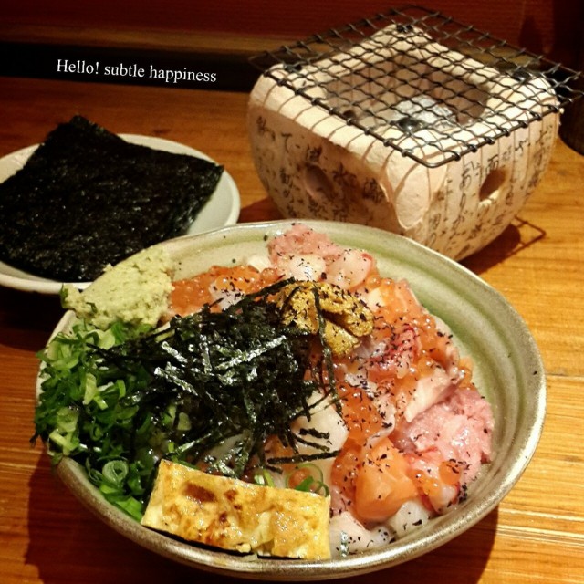 非常澎湃，很好吃。魚料超新鮮，附贈的海苔稍微烤一下，包一些散壽司，滿足啊