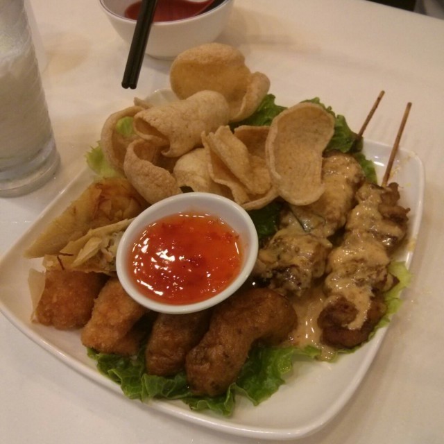 小食拼盘 (香菜包鸡, 虾饼, 春卷, 鱼饼)