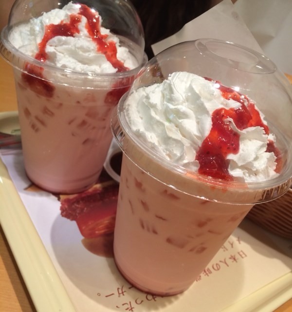 士多啤梨鮮奶特飲