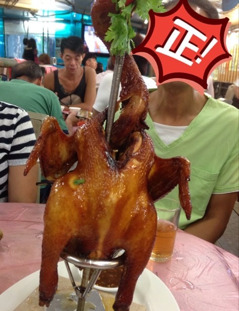 帶著手套成隻雞撕黎食，好耐無試過！配埋個汁，真係好match