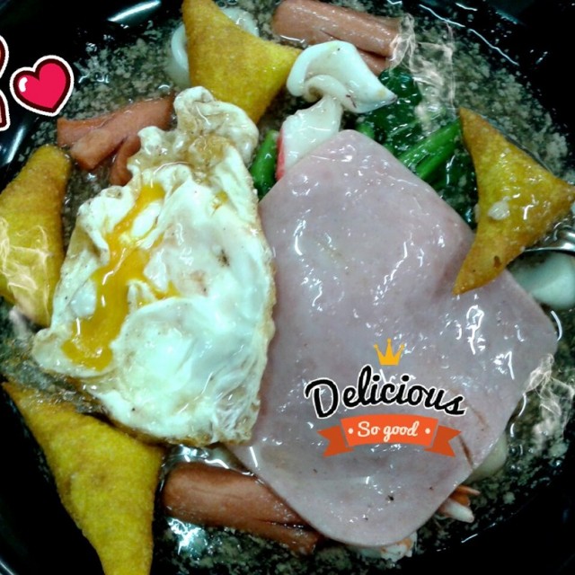 ราดหน้าทะเล แฮม ไส้กรอก ไข่ดาว
