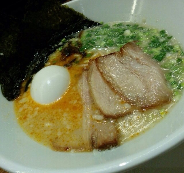 แบบสเปเชียลคือใส่หมูชาชู ไข่ และสาหร่ายจ้า