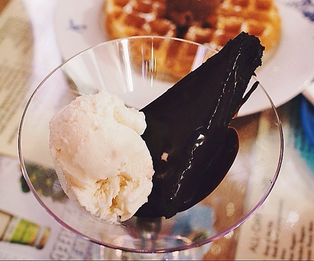 Root Beer Cake With Vanilla Ice-Cream