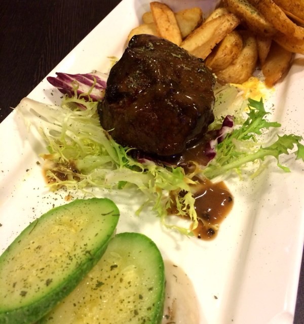 beef tenderloin with potato wedge 