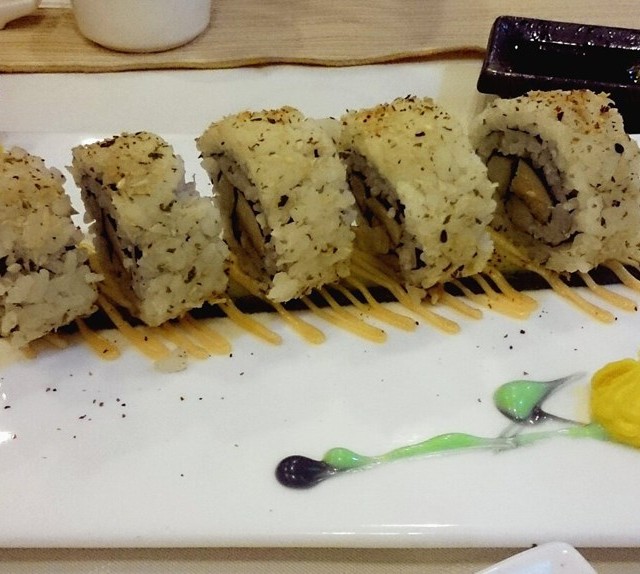 好食喎！伴碟黃色花朵味道似蛋黃醬料！