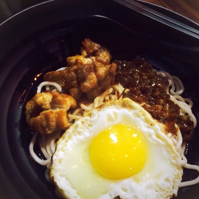 台式肉燥鸡球煎蛋捞面