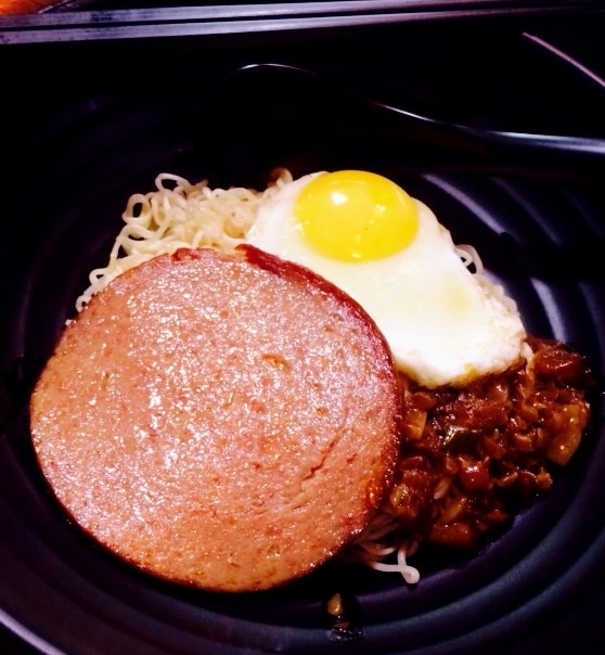 肉燥餐肉剪蛋饭