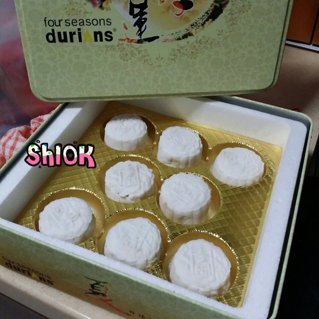 Durian mooncake
