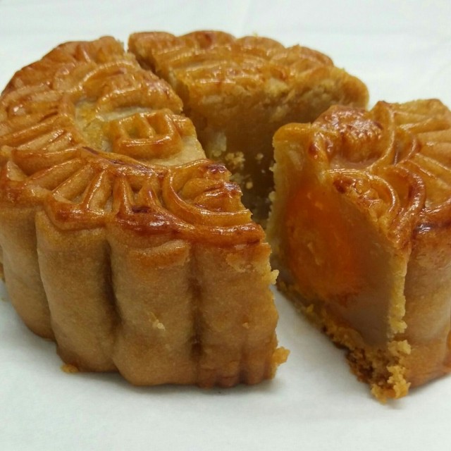 White Lotus Double Yolk Mooncakes