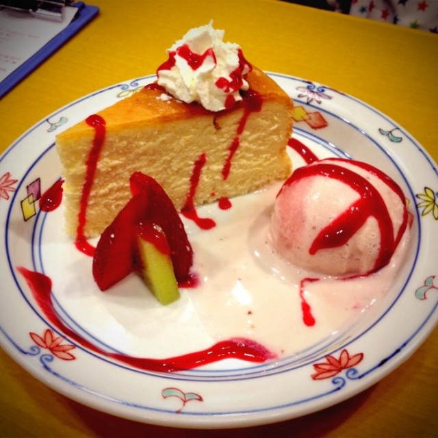 New York Cheesecake with Strawberry Ice Cream