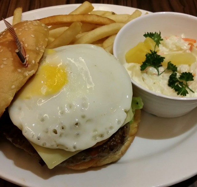 Swensens Mega Burger ( beef, ham and bacon)