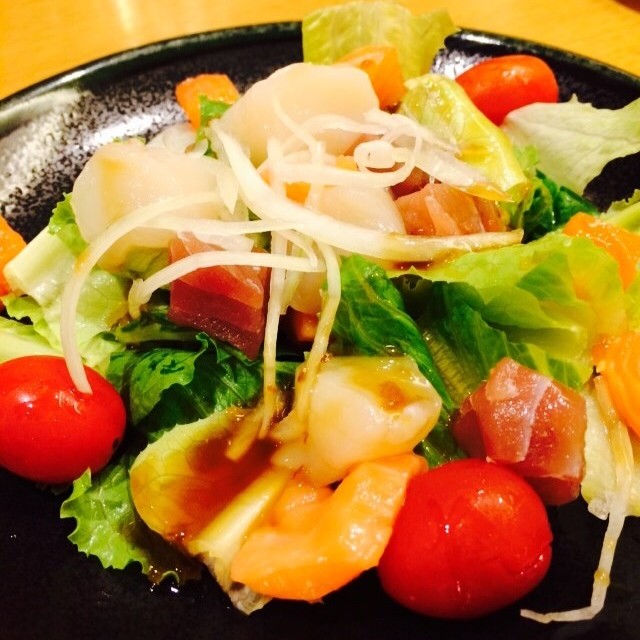 刺身款式好多,蔬菜新鮮,汁料酸甜開胃!正!