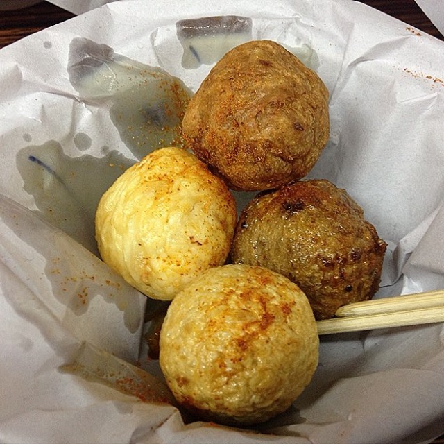 有牛丸, 貢丸, 豬肉丸同墨魚丸, 炸得夠熱夠香, 終於唔使再食嗰pat醬