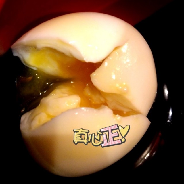 拆解一下,蛋黃基本都熟了,淡淡鹽香,漏出蛋汁,凍食配拉麵好正!