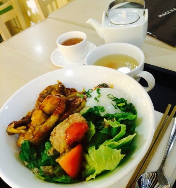 雞肉淋身唔嚡,燒汁加蛋汁撈珍珠米食好味!蔬菜新鮮,配酸沙律醬好味!