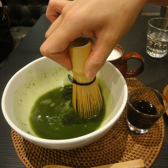 店員會來服務幫妳，不能自己動手👐