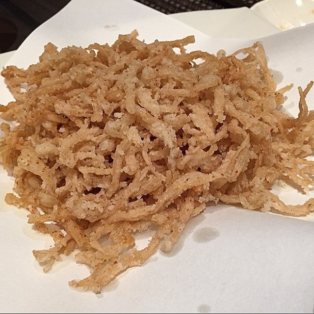 金菇炸得好香脆, 配上淮鹽糊椒, 確係幾惹味; 食落以為食緊椒鹽白飯魚!
