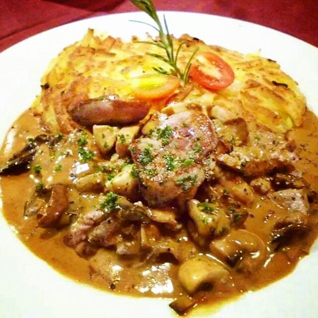 traditional slice veal kidney in a champignons mushroom sauce