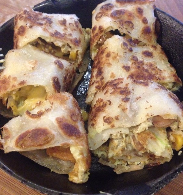 真的不錯吃^^ 外皮酥酥脆脆 裡面有4種材料 重點是有起司～ 份量還蠻大的 吃完就8分飽了😆